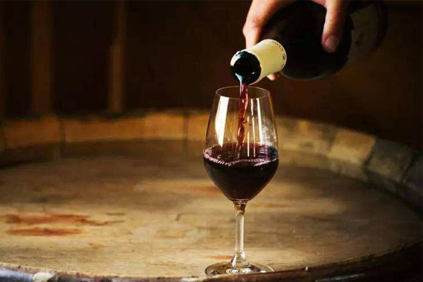 Application of yeast derivatives in wine making