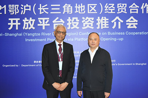 Xiong Tao signed a contract with Mr. Gururaj Karur, President of Givaudan Greater China and Korea